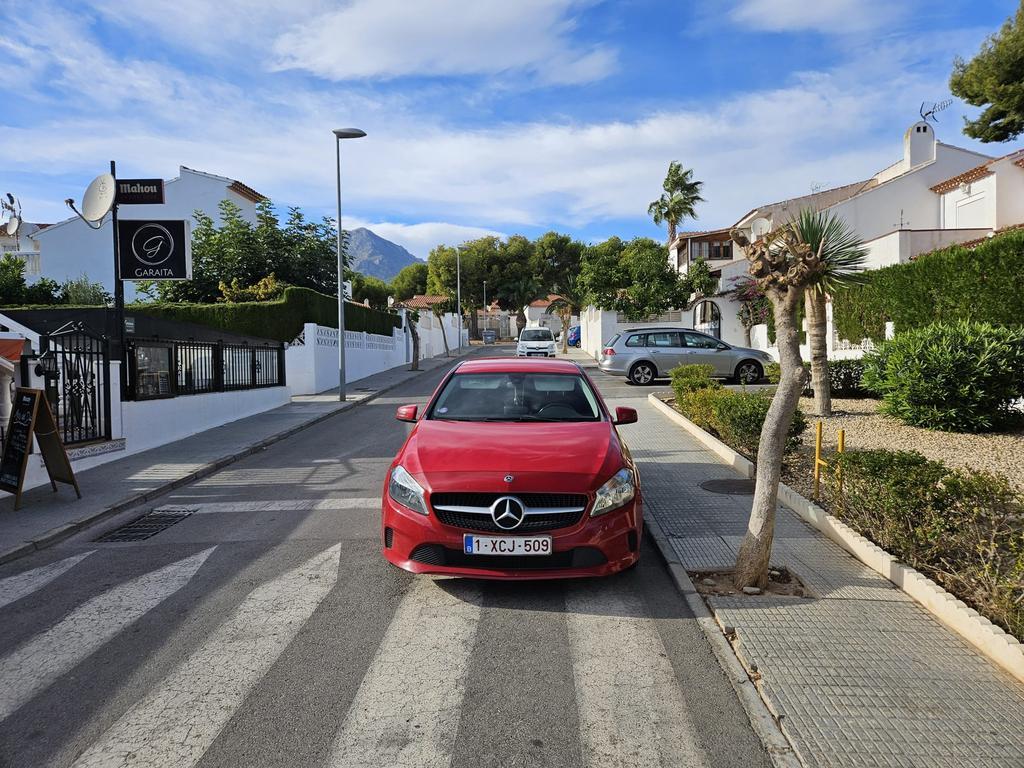 Mercedes 1600 benzine  lichte schade zie foto rechts