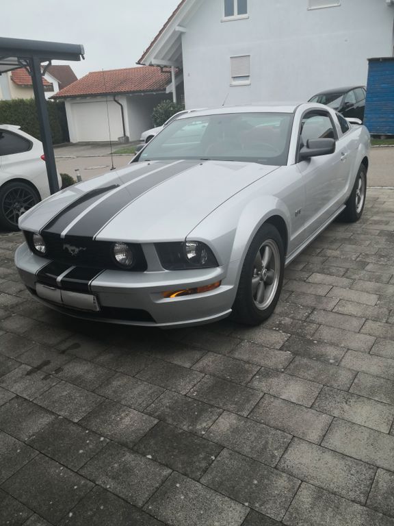 Ford Mustang GT , V8