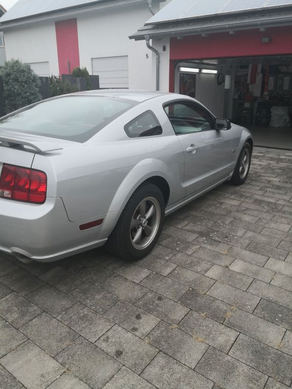 Ford Mustang GT , V8