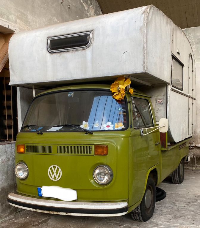 Volkswagen Pritsche mit Wohnwagenaufbau