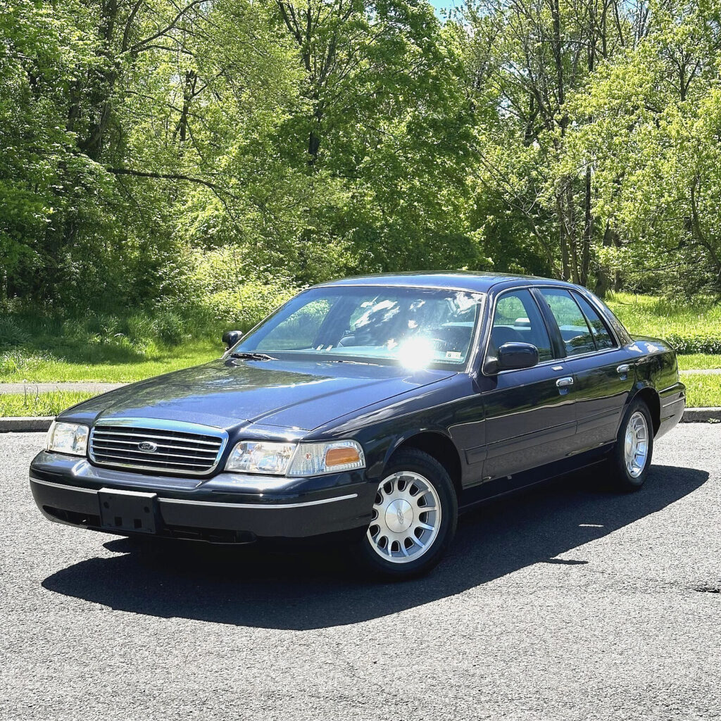 1999 Ford Crown Victoria LX AMAZING LOW 1K MILE LIKE NEW CLEAN CARFAX