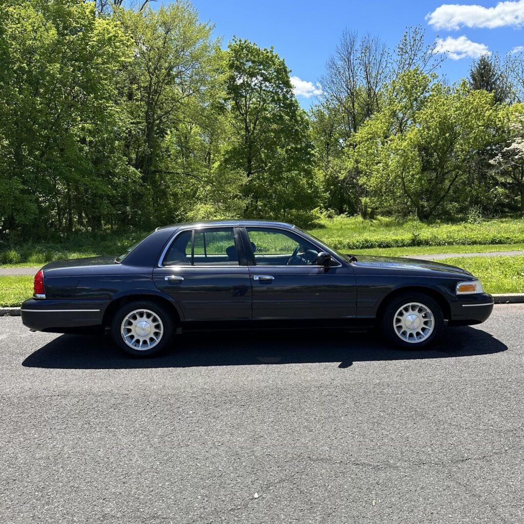 1999 Ford Crown Victoria LX AMAZING LOW 1K MILE LIKE NEW CLEAN CARFAX